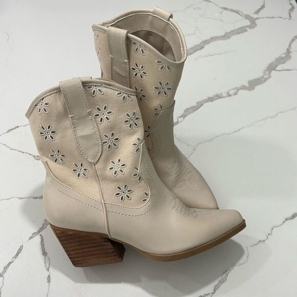 DV by Dolce Vita | Women’s Cream Oatmeal Short Cowboy Boots Ankle Western Size 6 - Picture 1 of 13